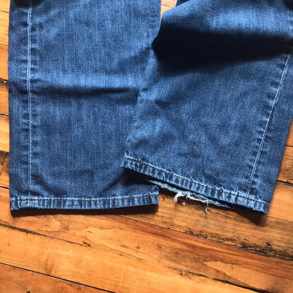 Men’s Medium Wash Levi Jeans - Picture 3 of 5